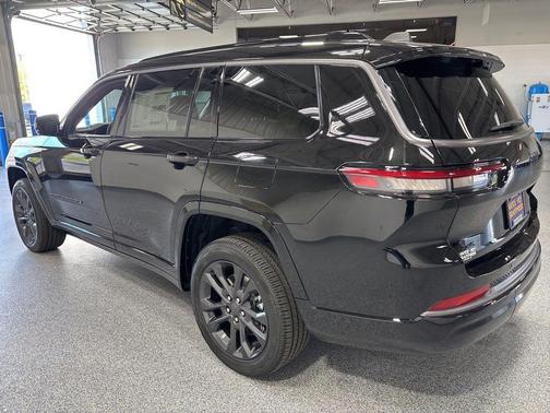Diamond Black Crystal Pearl-Coat Exterior Paint 2026 Jeep Grand Cherokee Limited