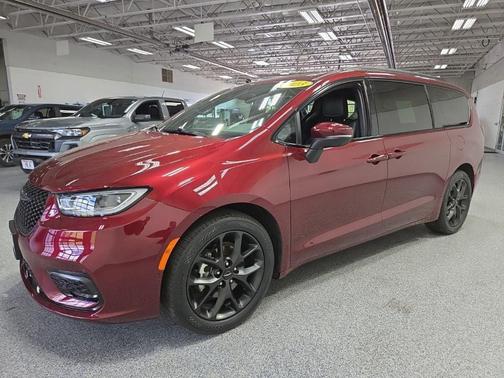 Velvet Red Pearlcoat 2023 Chrysler Pacifica Touring L