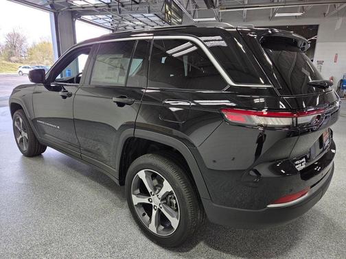 Diamond Black Crystal Pearl-Coat Exterior Paint 2026 Jeep Grand Cherokee Limited