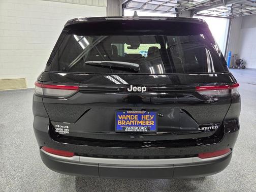 Diamond Black Crystal Pearl-Coat Exterior Paint 2026 Jeep Grand Cherokee Limited