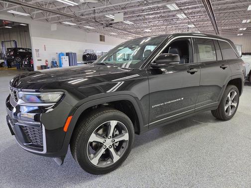 Diamond Black Crystal Pearl-Coat Exterior Paint 2026 Jeep Grand Cherokee Limited