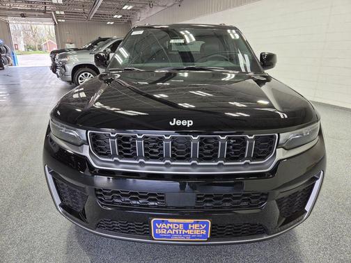Diamond Black Crystal Pearl-Coat Exterior Paint 2026 Jeep Grand Cherokee Limited