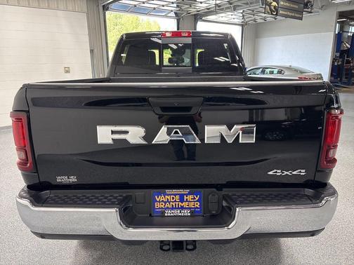 Diamond Black Crystal Pearl-Coat Exterior Paint 2026 RAM 2500 Tradesman Crew Cab 4x4 6'4' Box