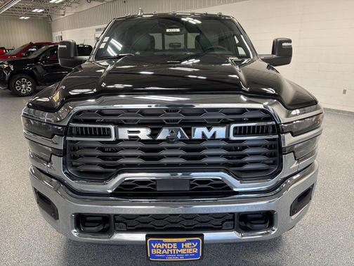 Diamond Black Crystal Pearl-Coat Exterior Paint 2026 RAM 2500 Tradesman Crew Cab 4x4 6'4' Box