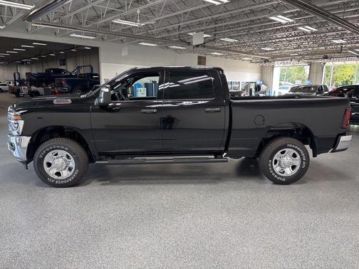 Diamond Black Crystal Pearl-Coat Exterior Paint 2026 RAM 2500 Tradesman Crew Cab 4x4 6'4' Box