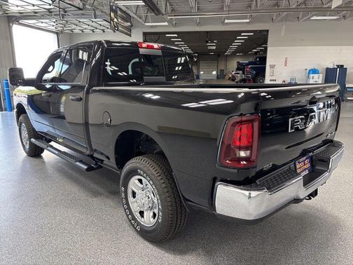 Diamond Black Crystal Pearl-Coat Exterior Paint 2026 RAM 2500 Tradesman Crew Cab 4x4 6'4' Box