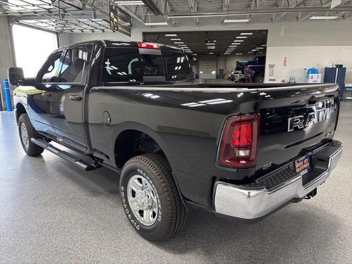 Diamond Black Crystal Pearl-Coat Exterior Paint 2026 RAM 2500 Tradesman Crew Cab 4x4 6'4' Box