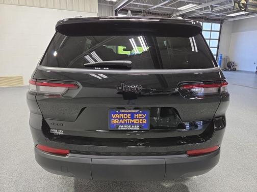 Diamond Black Crystal Pearl-Coat Exterior Paint 2026 Jeep Grand Cherokee Limited