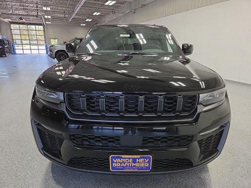 Diamond Black Crystal Pearl-Coat Exterior Paint 2026 Jeep Grand Cherokee Limited