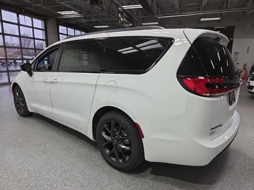 Bright White Clear-Coat Exterior Paint 2026 Chrysler Pacifica L