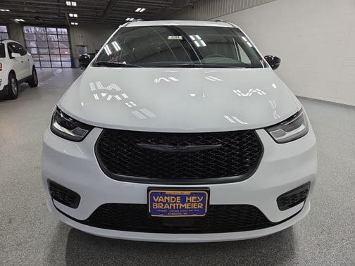 Bright White Clear-Coat Exterior Paint 2026 Chrysler Pacifica L
