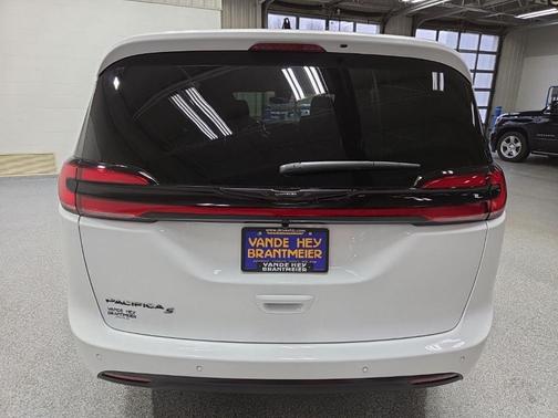 Bright White Clear-Coat Exterior Paint 2026 Chrysler Pacifica L