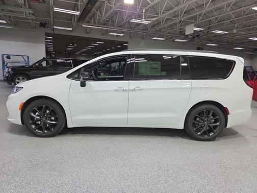 Bright White Clear-Coat Exterior Paint 2026 Chrysler Pacifica L