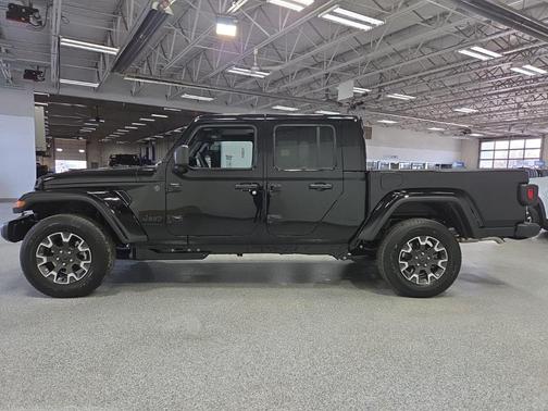 Black Clear-Coat Exterior Paint 2026 Jeep Gladiator Sahara 4x4