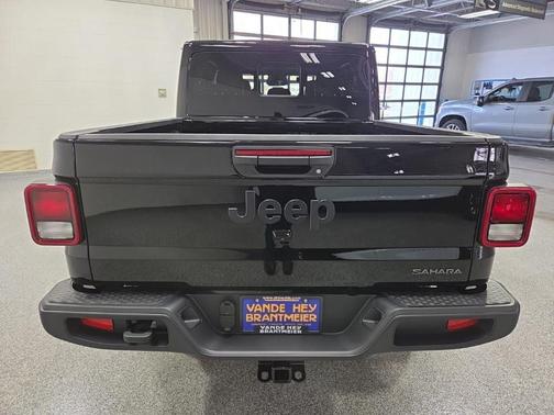 Black Clear-Coat Exterior Paint 2026 Jeep Gladiator Sahara 4x4