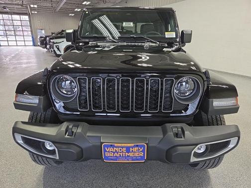 Black Clear-Coat Exterior Paint 2026 Jeep Gladiator Sahara 4x4