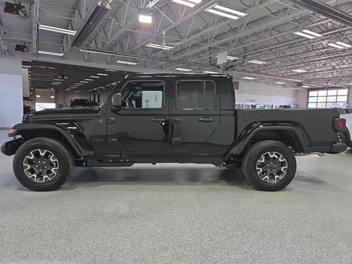 Black Clear-Coat Exterior Paint 2026 Jeep Gladiator Sahara 4x4