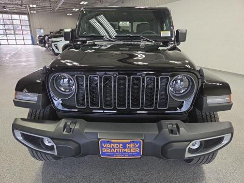 Black Clear-Coat Exterior Paint 2026 Jeep Gladiator Sahara 4x4