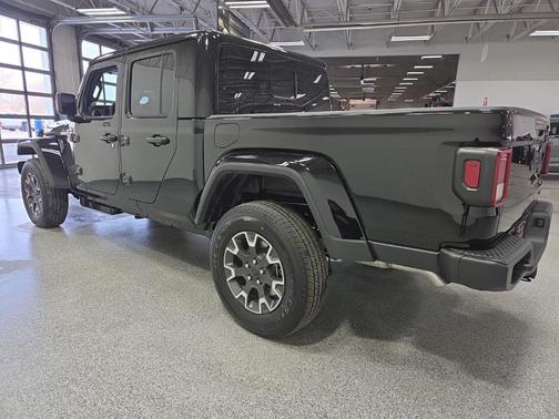 Black Clear-Coat Exterior Paint 2026 Jeep Gladiator Sahara 4x4