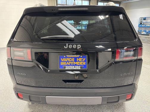 Diamond Black Crystal Pearl-Coat Exterior Paint 2026 Jeep Cherokee Limited