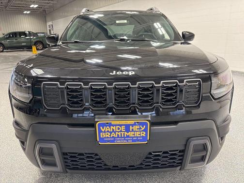 Diamond Black Crystal Pearl-Coat Exterior Paint 2026 Jeep Cherokee Limited