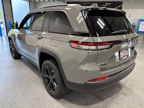Sting-Gray Clear Coat 2027 Jeep Grand Cherokee Limited
