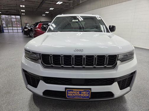 Bright White Clear-Coat Exterior Paint 2026 Jeep Grand Cherokee Limited