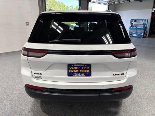 Bright White Clearcoat 2023 Jeep Grand Cherokee Limited