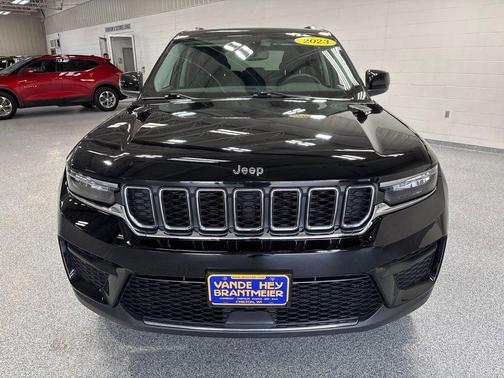 Diamond Black Crystal Pearlcoat 2023 Jeep Grand Cherokee Laredo