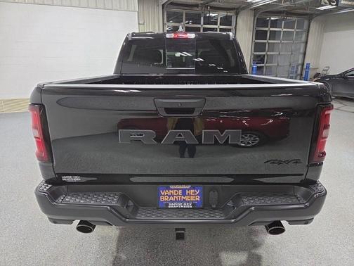 Diamond Black Crystal Pearlcoat 2026 RAM 1500 Warlock Crew Cab 4x4 5'7' Box
