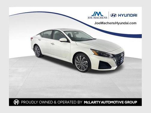 Pearl White Tricoat 2023 Nissan Altima 2.5 SL