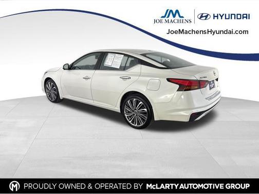 Pearl White Tricoat 2023 Nissan Altima 2.5 SL