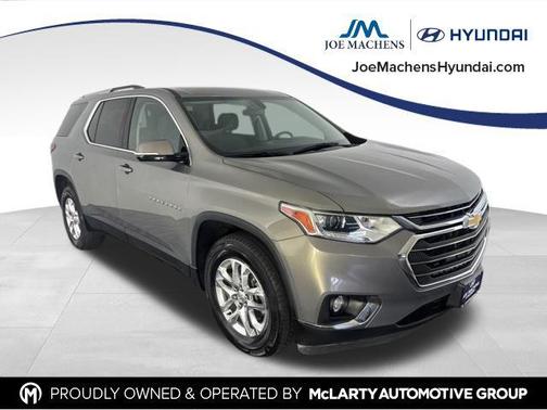 Pepperdust Metallic 2018 Chevrolet Traverse LT Cloth