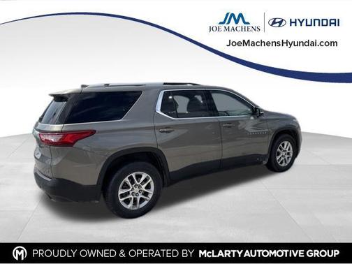 Pepperdust Metallic 2018 Chevrolet Traverse LT Cloth