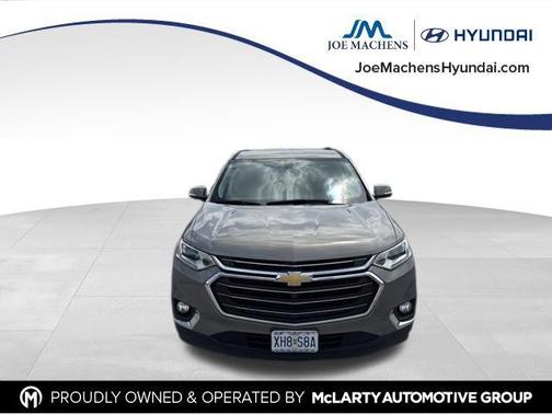Pepperdust Metallic 2018 Chevrolet Traverse LT Cloth