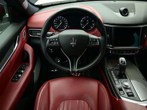 Bianco 2022 Maserati Levante Modena