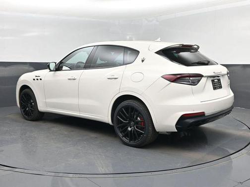 Bianco 2022 Maserati Levante Modena