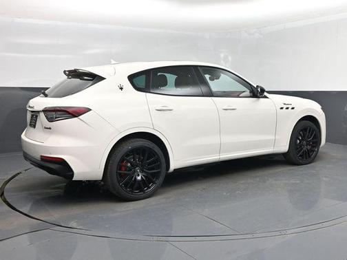 Bianco 2022 Maserati Levante Modena