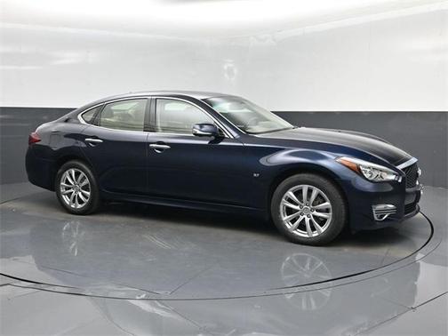 2017 INFINITI Q70 3.7X