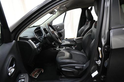 Brilliant Black Crystal Pearlcoat 2014 Jeep Cherokee Trailhawk