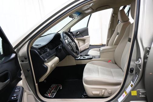 Creme Brulee Mica 2014 Toyota Camry LE