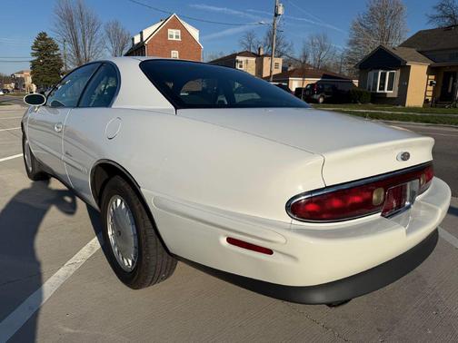 WHITE 1995 Buick Riviera