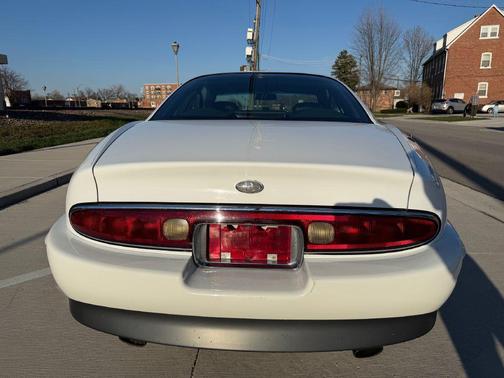 WHITE 1995 Buick Riviera