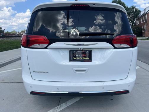 Bright White Clearcoat 2018 Chrysler Pacifica Touring-L Plus