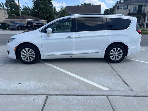 Bright White Clearcoat 2018 Chrysler Pacifica Touring-L Plus