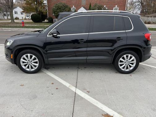 BLACK 2011 Volkswagen Tiguan SE
