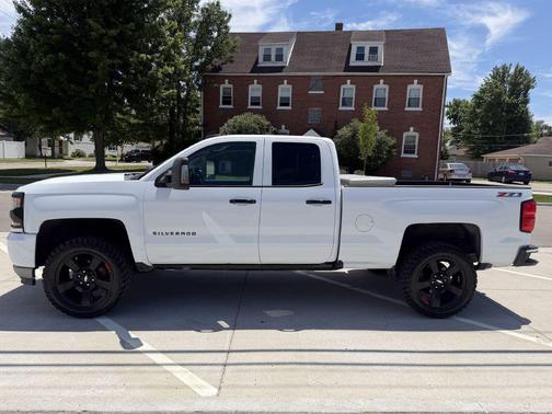 Summit White 2017 Chevrolet Silverado 1500 2LT