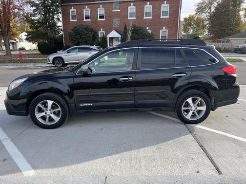 BLACK 2013 Subaru Outback 2.5i Limited