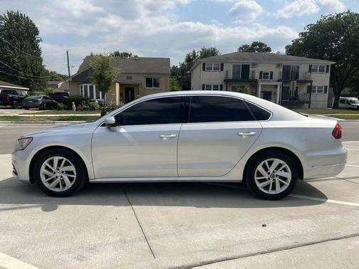 Reflex Silver Metallic 2018 Volkswagen Passat 2.0T SE