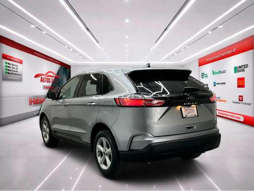 Silver Metallic 2022 Ford Edge SE
